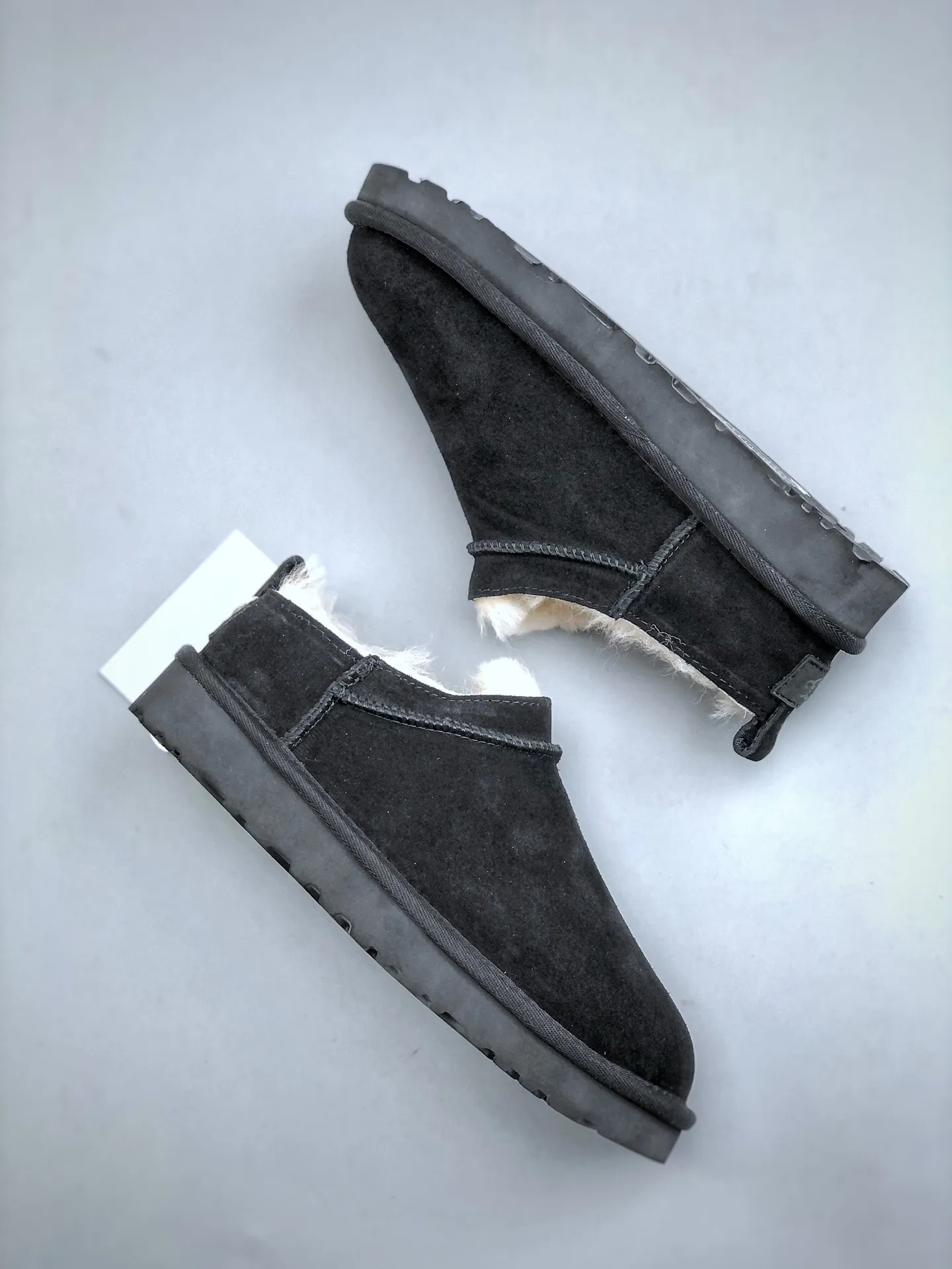 Local self-pickup💰520 supports store placement. The top version of ugg on the market. 25 new models. UGG Elea Slip-On. Thin and light slip-on. Home, office, air-conditioned room. Easy to match, super fashionable and long-leg welfare model. Produced by a large foreign trade factory in Guangzhou. Toe to insole. Genuine sheep fur integrated. Independent outer box packaging. Chip with waterproof technology. Different from any version on the market. Independently developed original outsole and cashmere insole to keep you warm in winter and suitable for home use. In recent years, uug has launched a style series that is partially geared towards the preferences of young consumers and has also moved to the forefront of fashion trends. Shoe body material Water-repellent coated suede upper 17 mm UGGPURE™ implanted wool insole Lightweight non-slip and comfortable rubber outsole With brand LOGO trademark Comes with a full set of packaging Size: 35-40